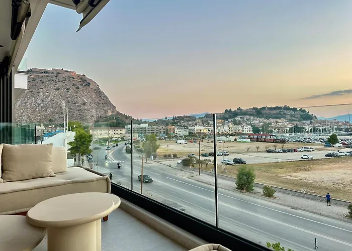 Fos Luxury With View Of דירה נאפפליו